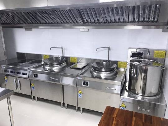 Bếp từ công nghiệp công suất lớn tiết kiệm năng lượng cho các khu bếp căng tin nhà máy, trường học.